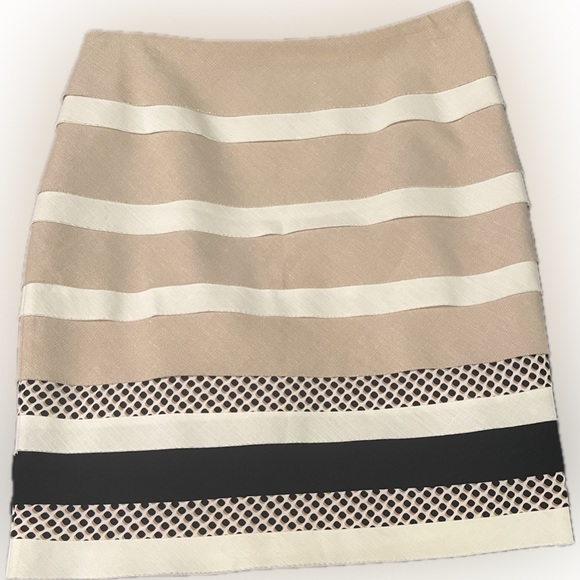 White House Black Market tiered skirt size 6 - Picture 2 of 3